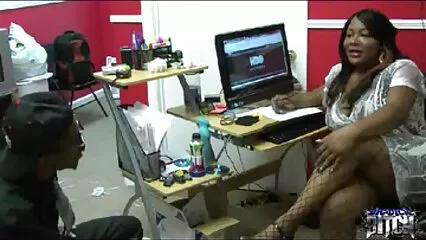 ایک شرمیلی جرمن فیلم پورن نینا عورت ماسک پہنے اپنے بوائے فرینڈ کے ساتھ جھوم رہی ہے۔