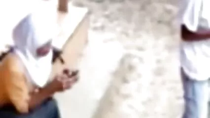 بیٹا آرام کرنے کے لیے چمڑے کے صوفے پر بیٹھ جوانترین پورن استارها گیا۔
