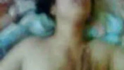 حبشی کا رکن ایک پتلی گائے کی تنگ فیلمهای کوتاه پورن سینے میں رینگتا ہے۔