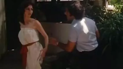 ایلسا مسلسل فحش دیکھتی ہے اور جنونی جنسی خواہش کرتی ہے۔ پورن با کیفیت