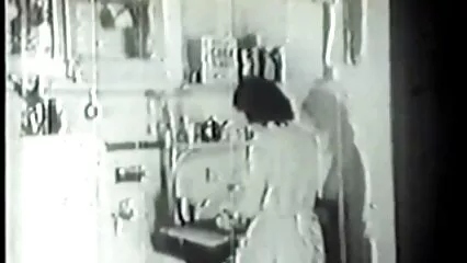 صحت یاب ہونے انواع فیلم پورنو کے لیے، لڑکی نے نرس کا لباس پہنا۔