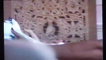 جب شوہر دفتر میں تھا۔ پورن کلیپ