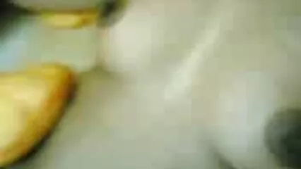پچھواڑے میں اپنی انگلیوں کو چھڑکتا ہے