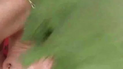 سفید پورن های زیبا کوٹ میں خوبصورت عورت۔