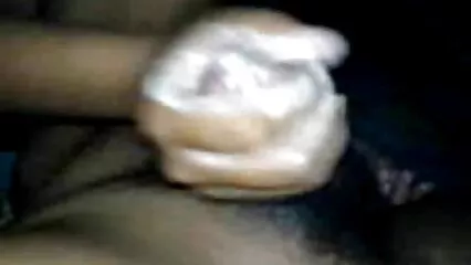 اس کے بازوؤں میں پکڑے ہوئے
