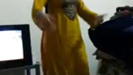 جینا کے پورن استار سکس بالوں والے سامنے کو بہت پسینہ آ رہا ہے۔