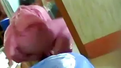 اناڑی لڑکی لٹکتی چھاتی کے ساتھ ساتھی کے عضو تناسل پر مقعد پورن استارهای معروف زن اور بلی ڈالتی ہے۔